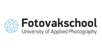 Logo van stg. De Nederlandse Fotovakschool